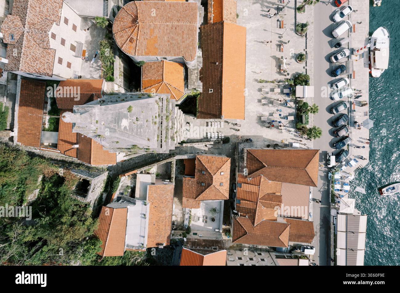 Pittoresca cittadina portuale con mura storiche e tetti colorati da Sky Foto Stock