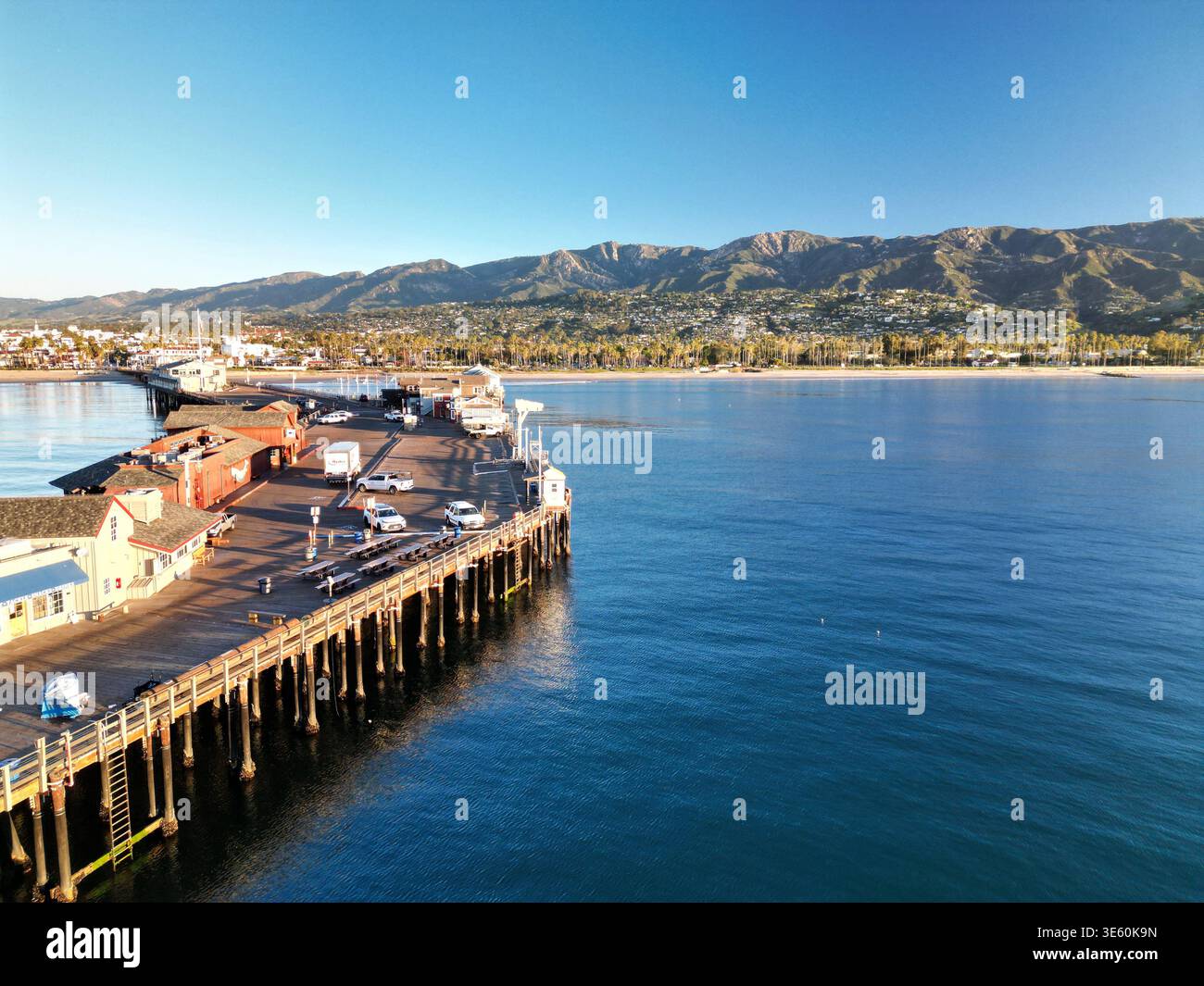 Vista dello Stearns Wharf a Santa Barbara alla luce del mattino presto in una giornata limpida Foto Stock