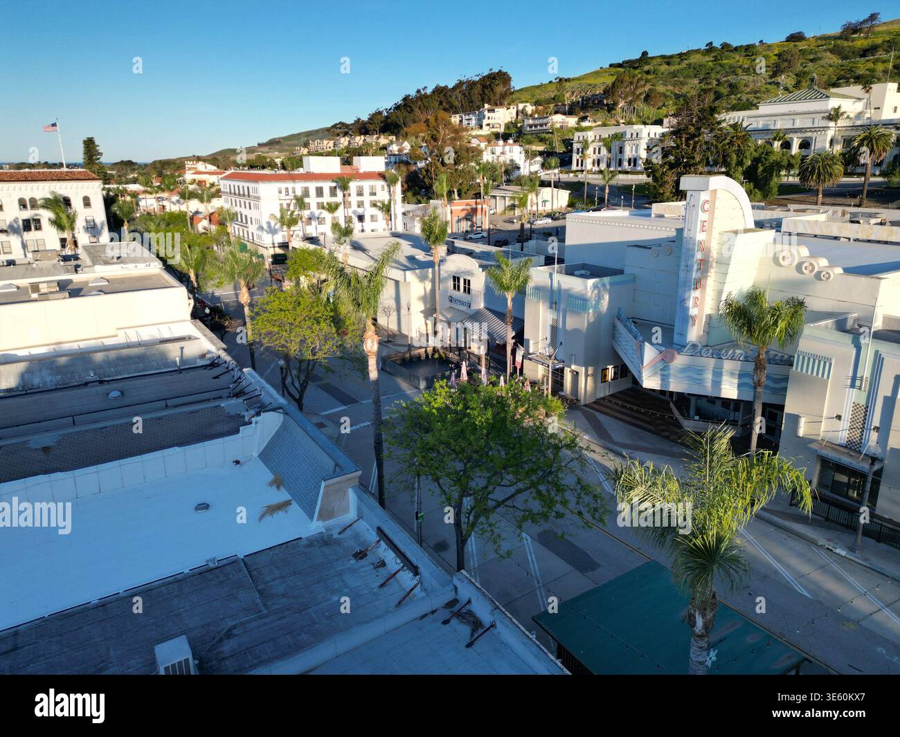 Vista della Main Street e dell'edificio del Century Theater in una mattinata di sole a Ventura, California Foto Stock