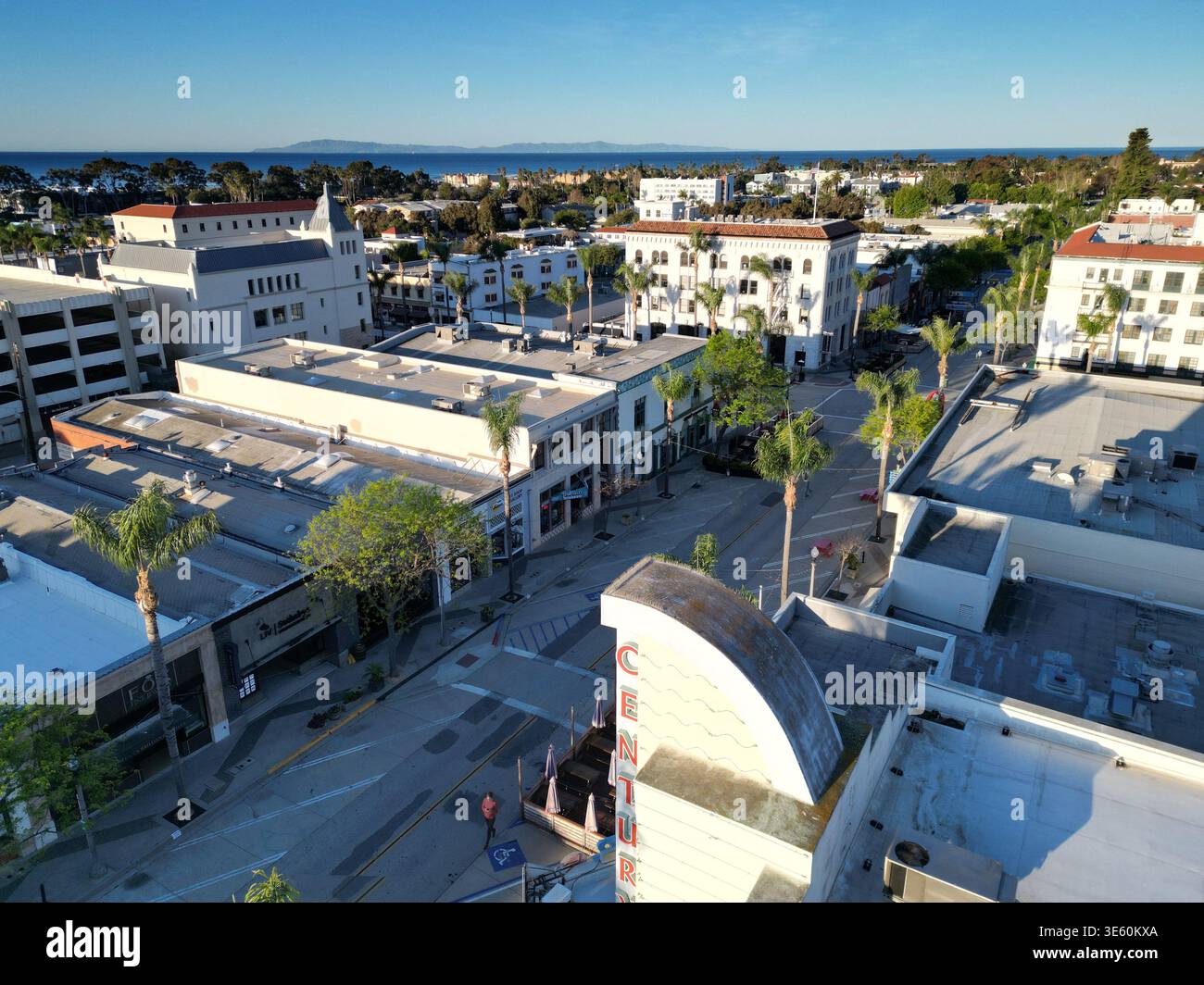 Vista della Main Street e dell'edificio del Century Theater in una mattinata di sole a Ventura, California Foto Stock