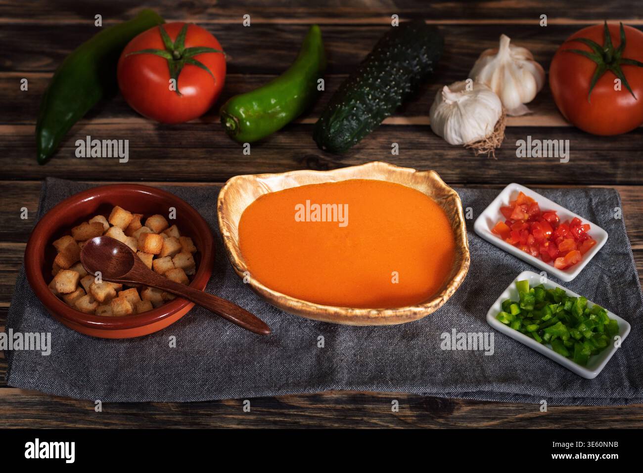Piatto rustico con gazpacho, una tipica zuppa fredda dell'Andalusia, insieme agli ingredienti necessari per la sua preparazione. Foto Stock