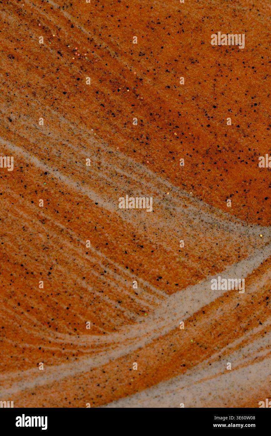 Primo piano onde di sabbia arancione con ritmo diagonale. Colori brillanti e brillanti brillano dorati Foto Stock