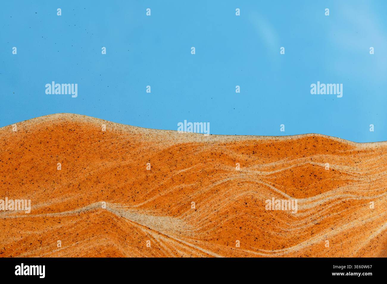 Onde lisce sabbia dorata, creando sollievo nel deserto sotto un cielo blu brillante. Composizione rilassante degli interni Foto Stock
