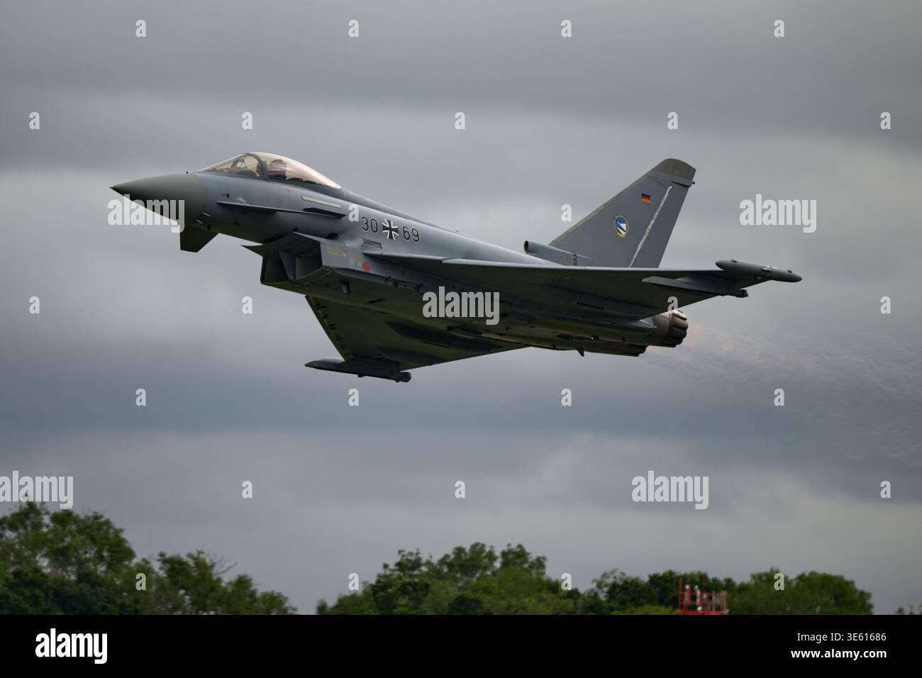 L'Eurofighter Typhoon display tedesco si esibisce al Royal International Air Tattoo 2024 Foto Stock