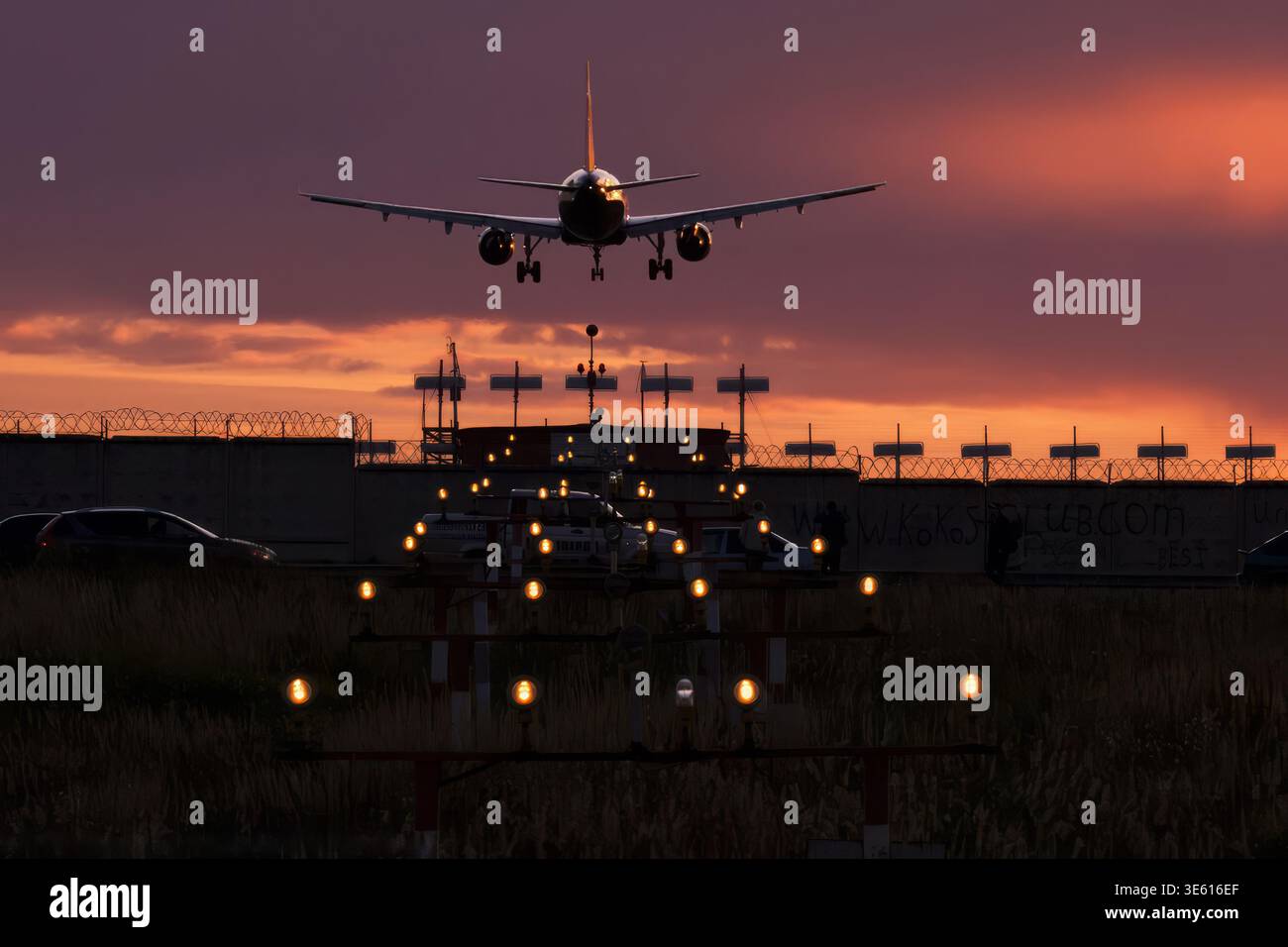 Gli aeromobili Airbus A320 atterrano con luci di avvicinamento illuminate al tramonto all'aeroporto Sheremetyevo Foto Stock