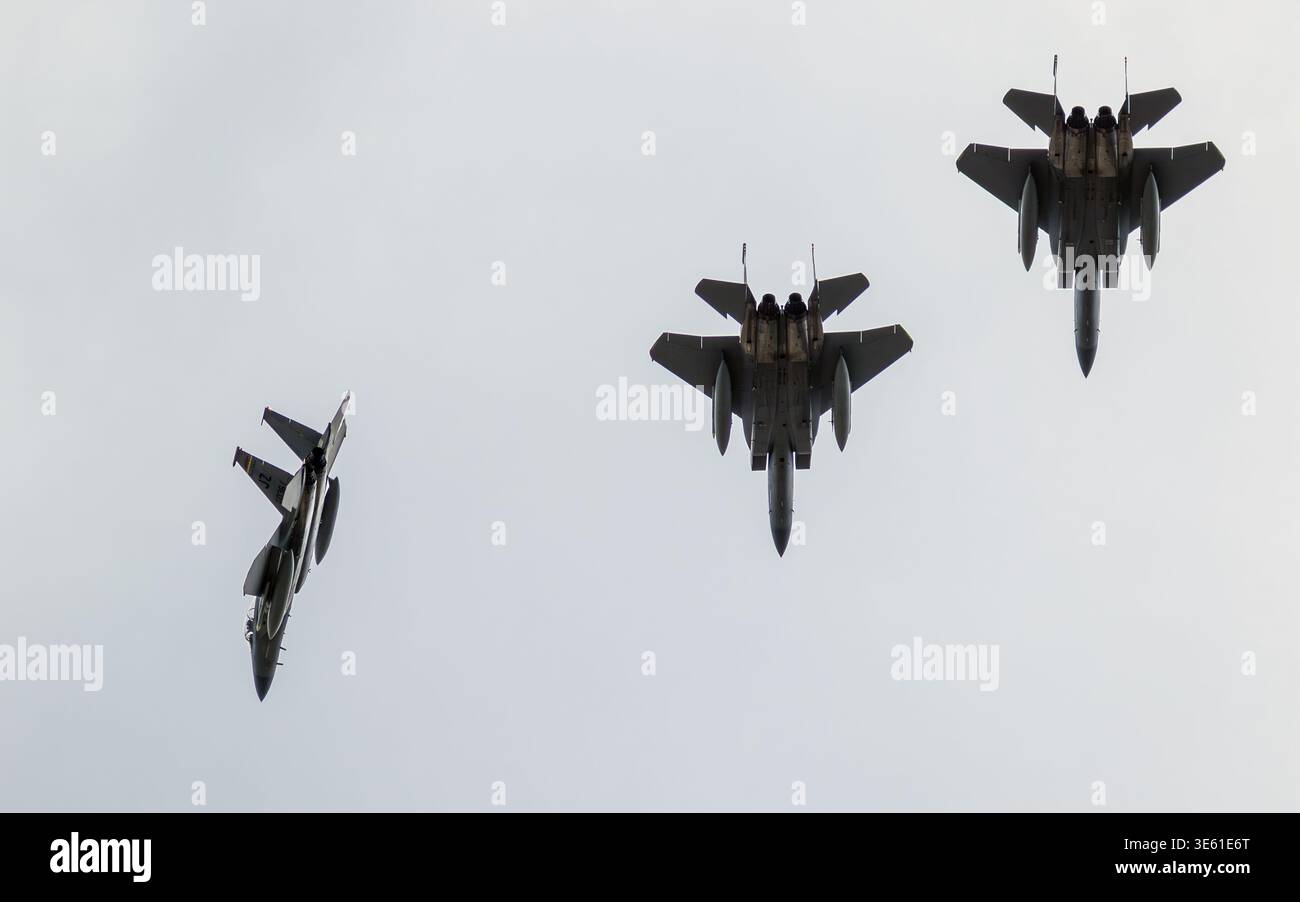 Il caccia F-15 Eagle della US Air Force McDonnell Douglas rompe la formazione sopra la base aerea di Hohn durante l'esercitazione NATO Air Defender. Hohn, Germania - 15 giugno, 2 Foto Stock
