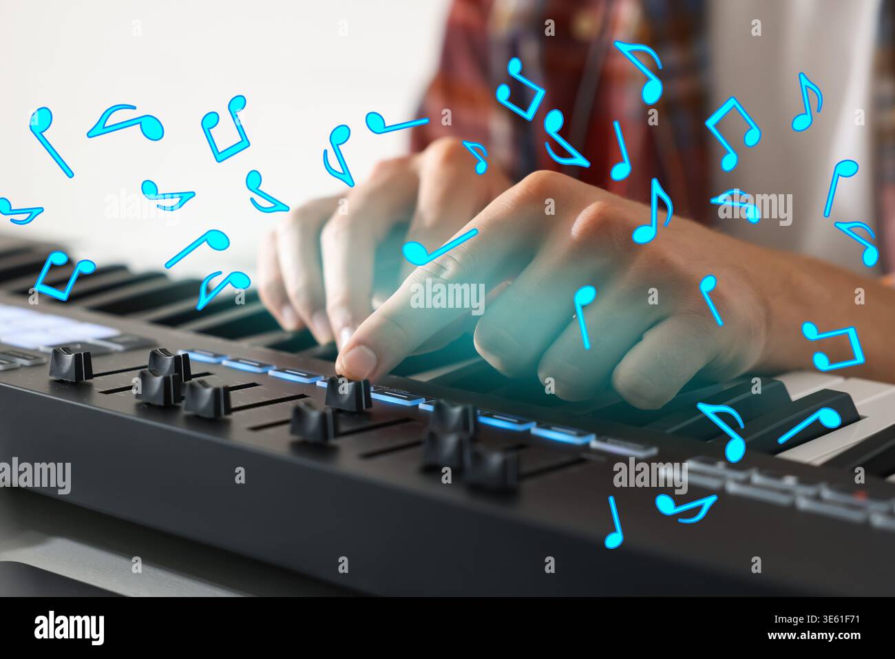 Uomo che lavora con la tastiera MIDI, primo piano. Note musicali che volano sopra lo strumento elettronico Foto Stock
