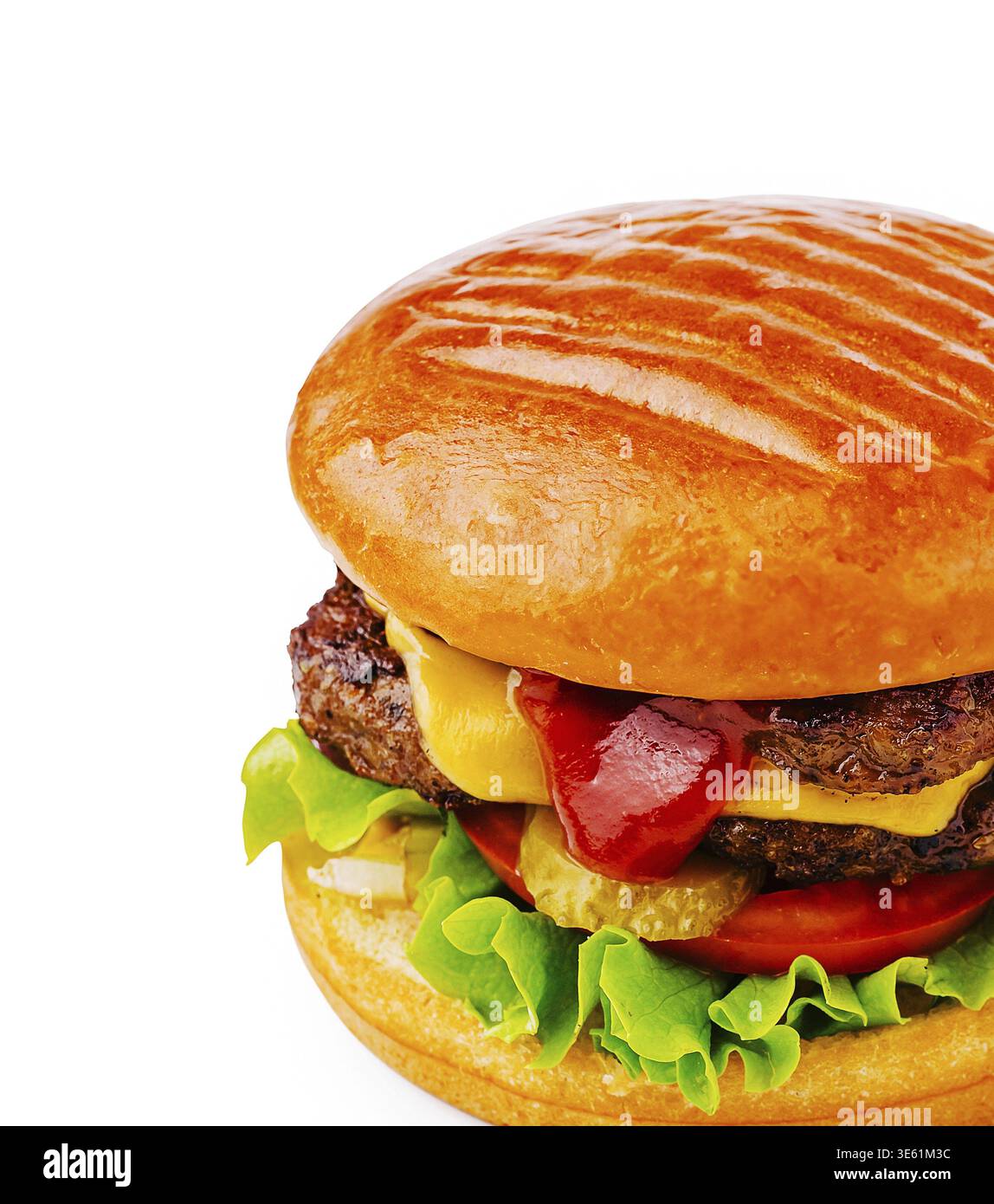 Cibo, Un hamburger appena fatto presenta strati di lattuga, formaggio e condimenti tra un panino dorato e marrone. La polpa di manzo è cucinata perfettamente, ide Foto Stock