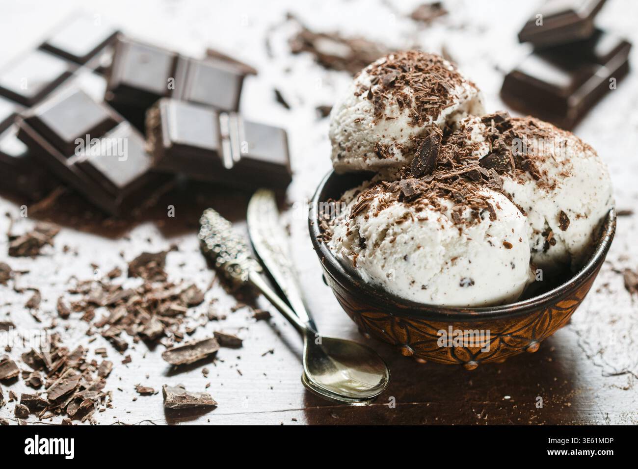In casa di gelato alla vaniglia con scaglie di cioccolato. Rinfrescante dolce per i buongustai. stracciatella. Messa a fuoco selettiva Foto Stock