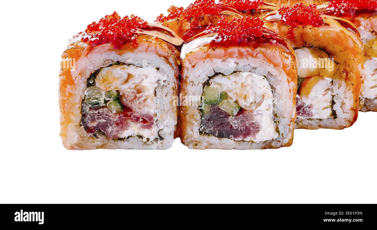 Cibo, vista ravvicinata di vivaci sushi roll disposti in fila, con una varietà di ripieni, condimenti e colori. I panini sono guarniti con f Foto Stock