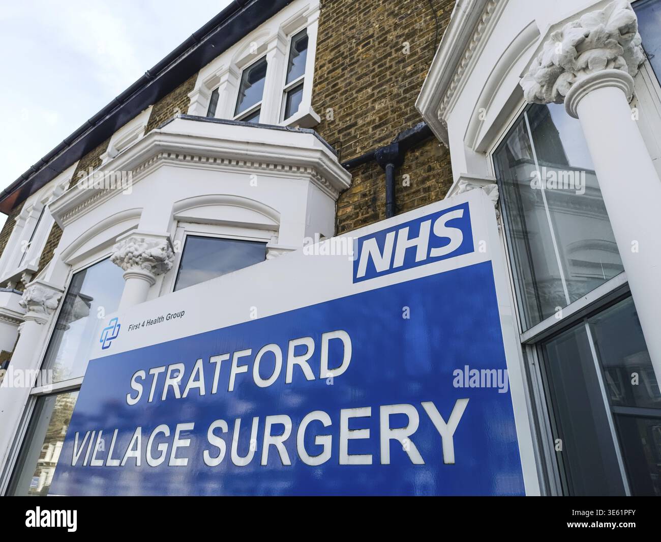 Schild des NHS Stratford Village Surgery in einer Londoner Hausarztpraxis. Londra, Regno Unito, 11. Aprile 2024 Foto Stock