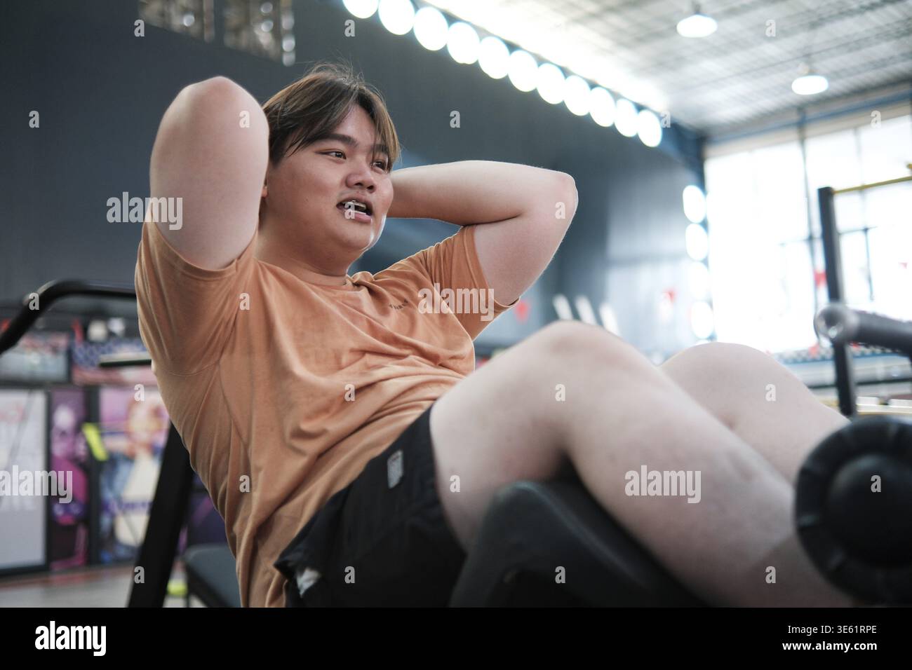Uomo in sovrappeso stanco dopo un allenamento. Fitness e perdita di peso Foto Stock
