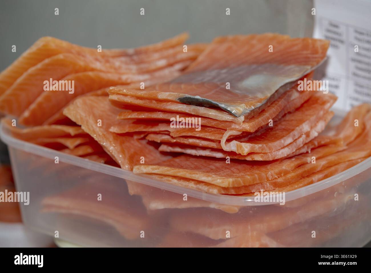 Fette di pesce rosso per preparare il sushi Foto Stock