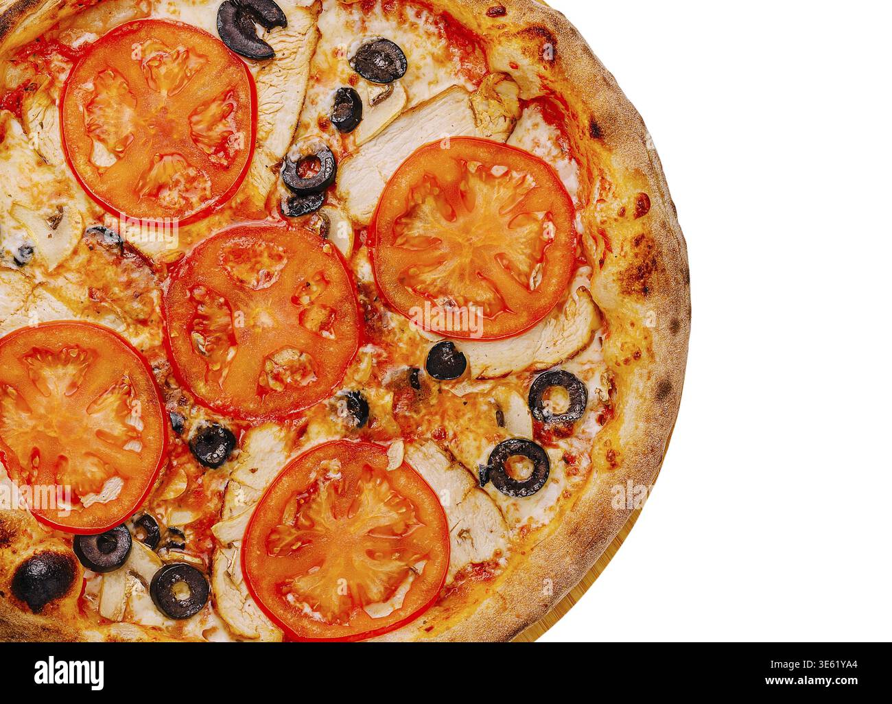 Cibo, questa deliziosa pizza presenta una crosta dorata adornata con fette di pomodori freschi, olive nere e teneri pezzi di pollo. Perfetto per la nitidezza Foto Stock