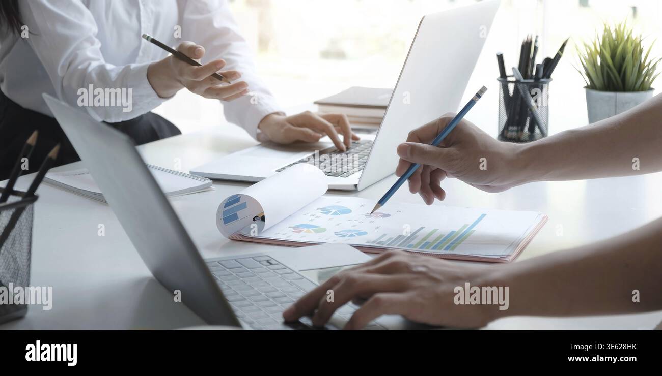 Primo piano incontro tra uomini d'affari per discutere la situazione sul mercato. Concetto finanziario aziendale Foto Stock