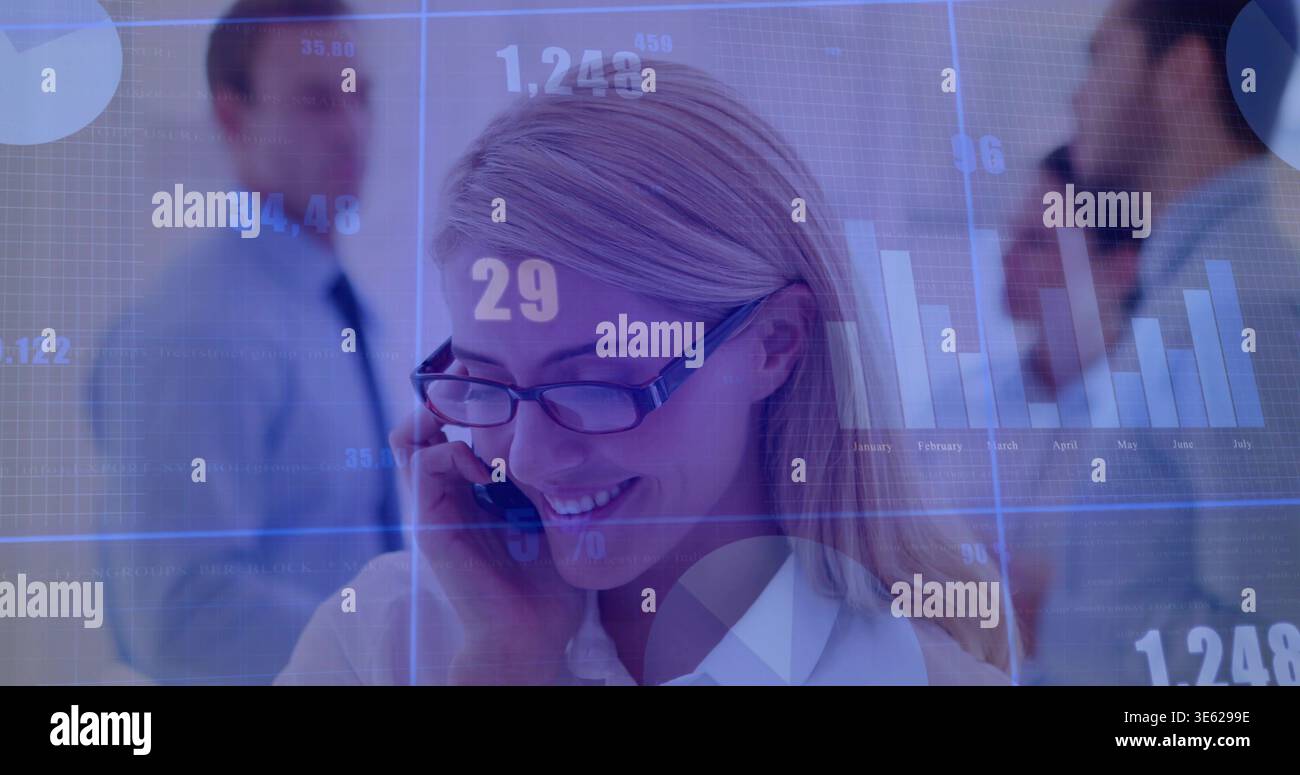 Donna bionda sorridente che indossa camicia bianca e occhiali con smartphone in ufficio con sovrapposizione dati Foto Stock