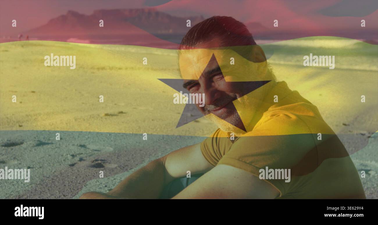 Uomo seduto su dune di sabbia mentre appare una bandiera sovrapposta, colorando il paesaggio e la camicia per il marketing Foto Stock