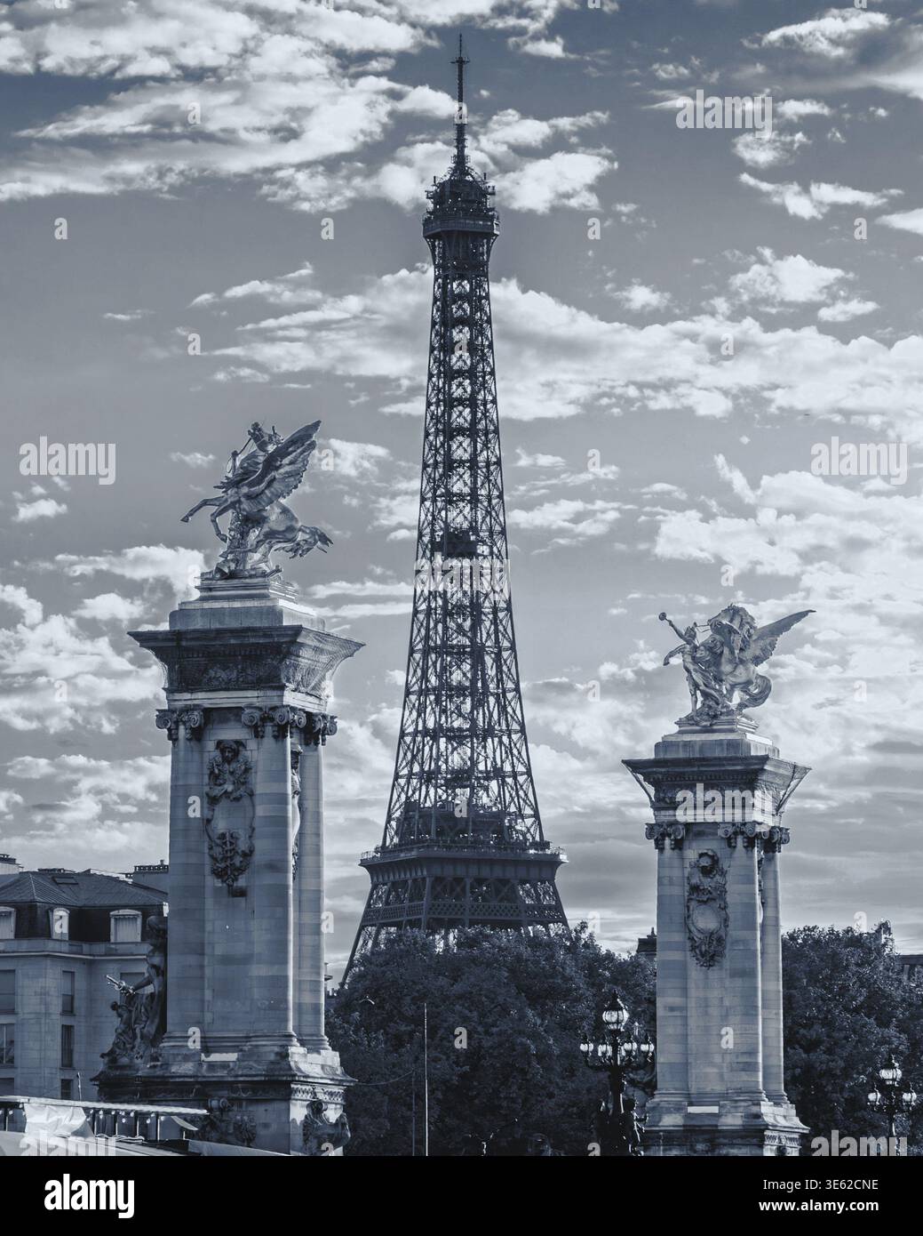 Parigi, Francia - 08 04 2025: Composizione verticale in bianco e nero della Torre Eiffel incorniciata dalle colonne monumentali del Pont Alexandre III. L'ima Foto Stock