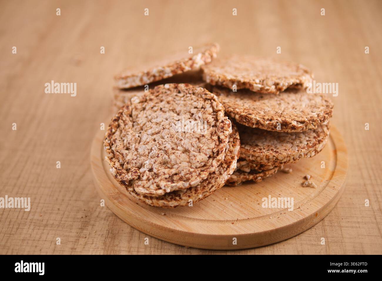 I cracker sono seduti su una tavola di legno in un ambiente di cucina Foto Stock