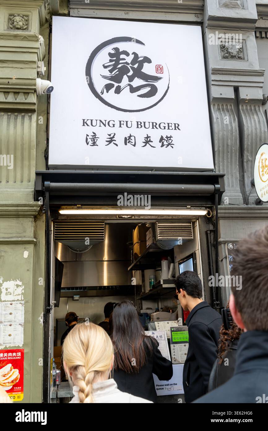 Londra. Regno Unito - 02 aprile 2026. Il cartello con il nome del Kung fu Burger si trova sopra il chiosco di Shaftesbury Avenue che serve Roujiamo, hamburger cinese della provincia di Shaanxi Foto Stock