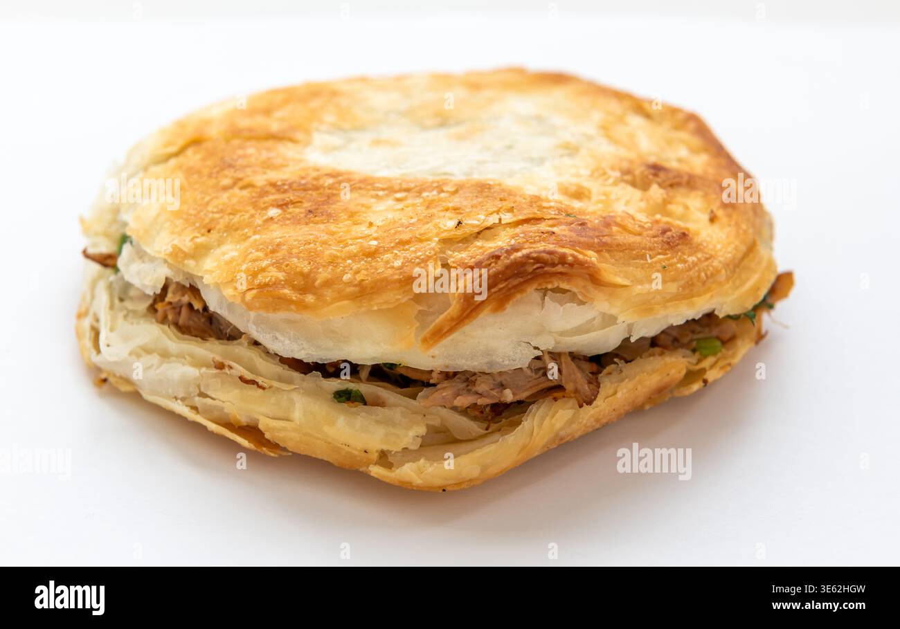 Primo piano di un Roujiamo o hamburger cinese della provincia di Shannxi, Cina. Il panino è un pane piatto croccante a più strati, con il classico ripieno di Foto Stock