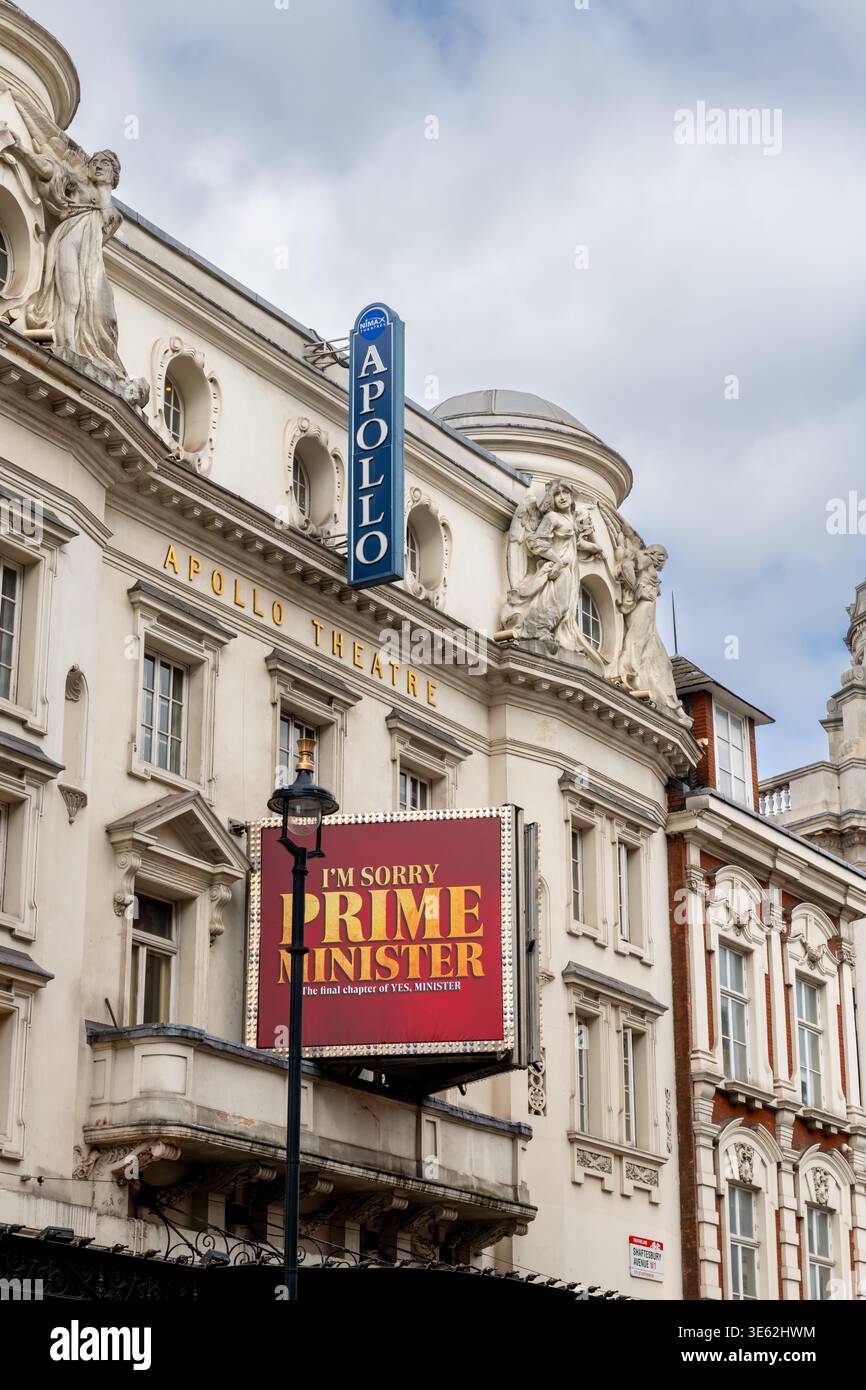 Londra. Regno Unito - 02 aprile 2026. Il cartello con il nome e la facciata dell'Apollo Theatre in Shaftesbury Avenue con un cartello per una produzione di i'm Sorry prime Foto Stock