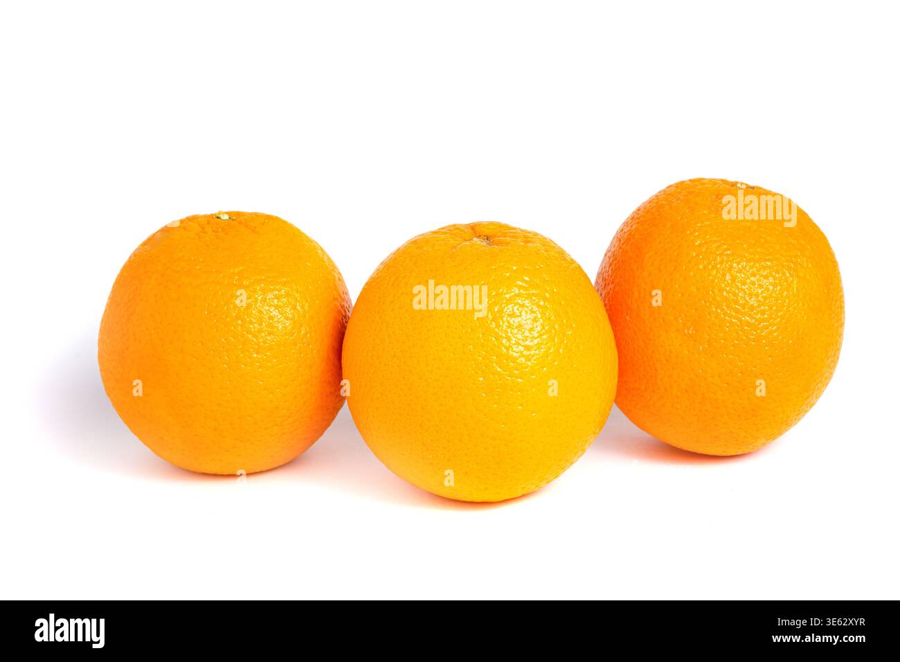 Gruppo di tre arance intere mature disposte su sfondo bianco. Concetto di cibo sano e varietà di frutta. Foto Stock