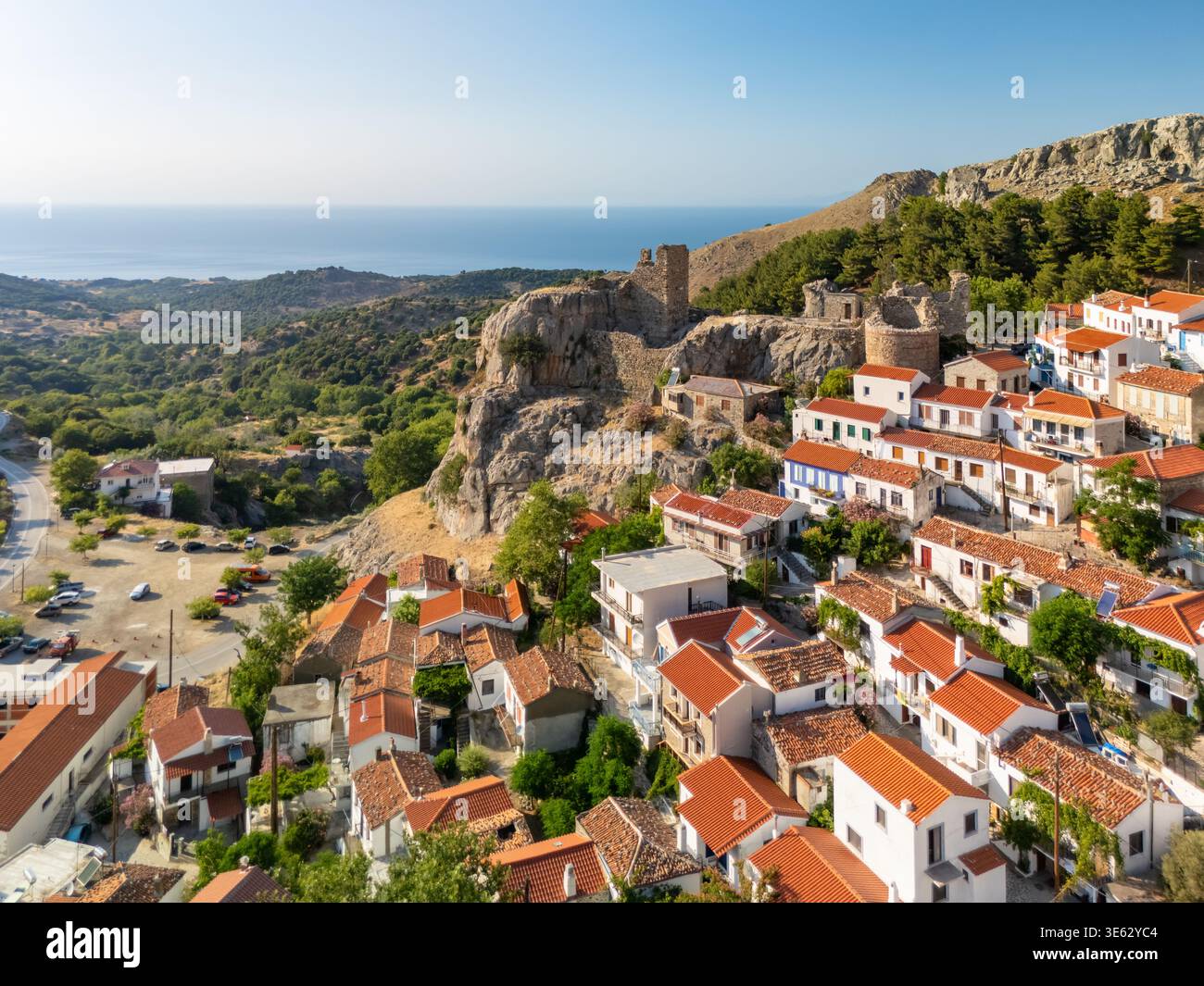 Vista aerea del villaggio medievale di Chora sull'isola di Samothraki in Grecia Foto Stock