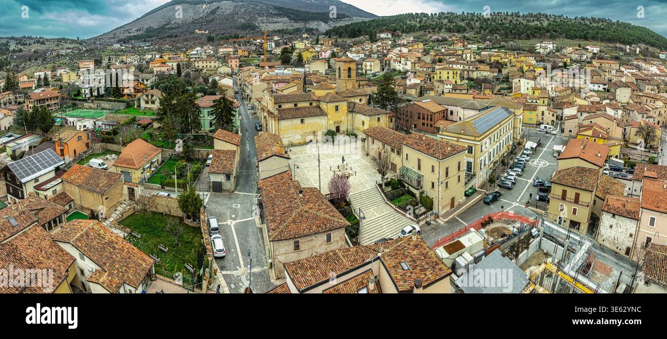 Panorama del paese di Barisciano, con i suoi edifici storici, la piazza centrale e la chiesa parrocchiale seicentesca di San Flaviano.Abruzz Foto Stock