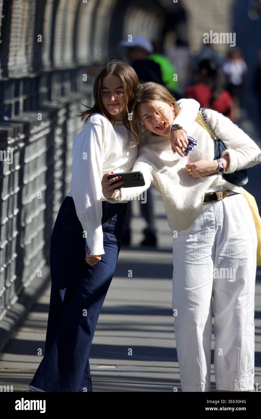 Sydney aprile 2026 - ritratti di persone bellissime attraverso Surry Hills, Sydney University, Harbour Bridge, stazione centrale e mercato del pesce. Foto Stock