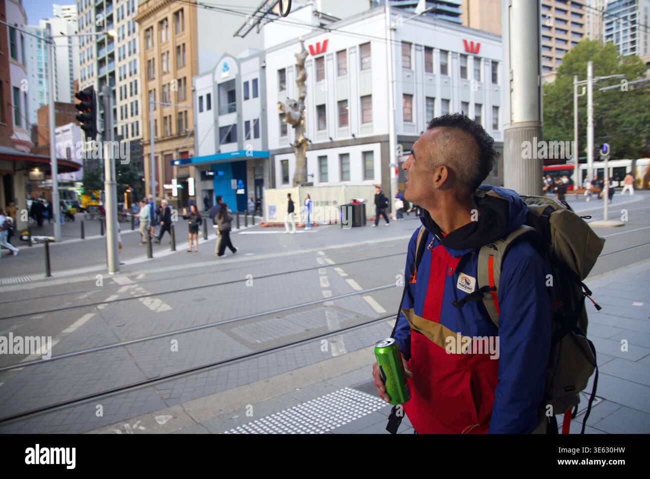 Sydney aprile 2026 - ritratti di persone bellissime attraverso Surry Hills, Sydney University, Harbour Bridge, stazione centrale e mercato del pesce. Foto Stock