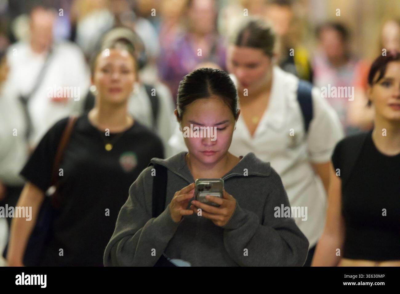 Sydney aprile 2026 - ritratti di persone bellissime attraverso Surry Hills, Sydney University, Harbour Bridge, stazione centrale e mercato del pesce. Foto Stock