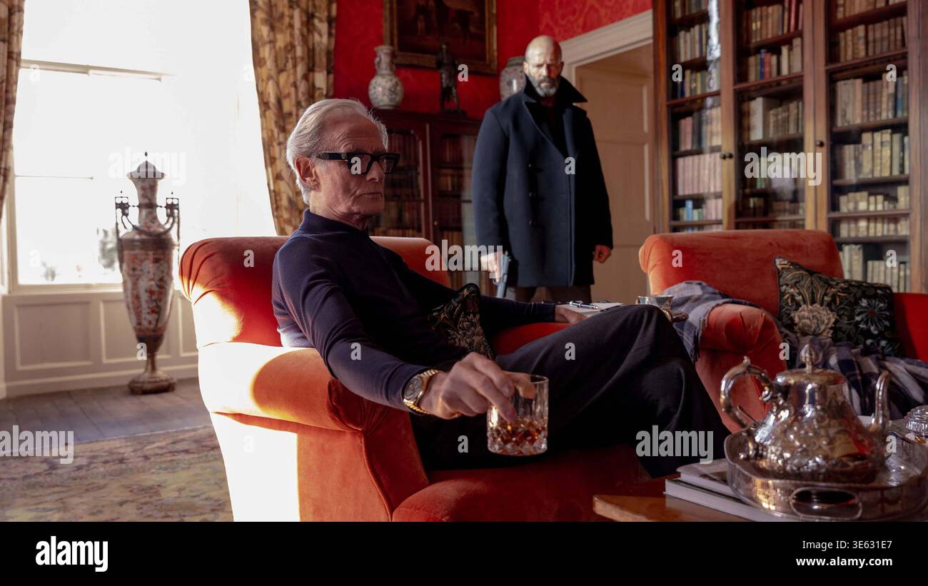 BILL NIGHY e JASON STATHAM in SHELTER (2026), diretto da ric ROMAN WAUGH. Crediti: Black Bear International / RVK Studios / album Foto Stock