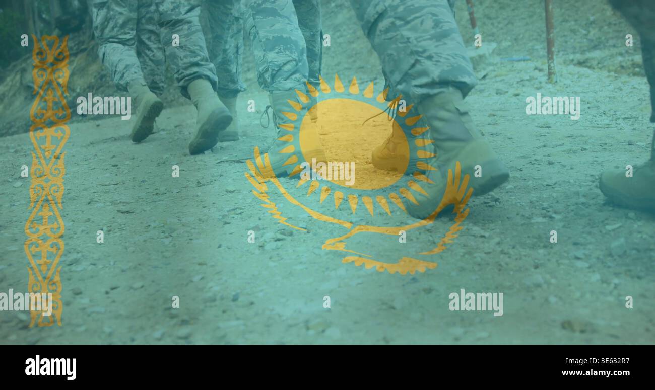 Parte inferiore delle gambe dei soldati in marcia che si muovono lungo il percorso sterrato, con pantaloni camouflage, stivali abbronzati e stemmi sovrapposti Foto Stock