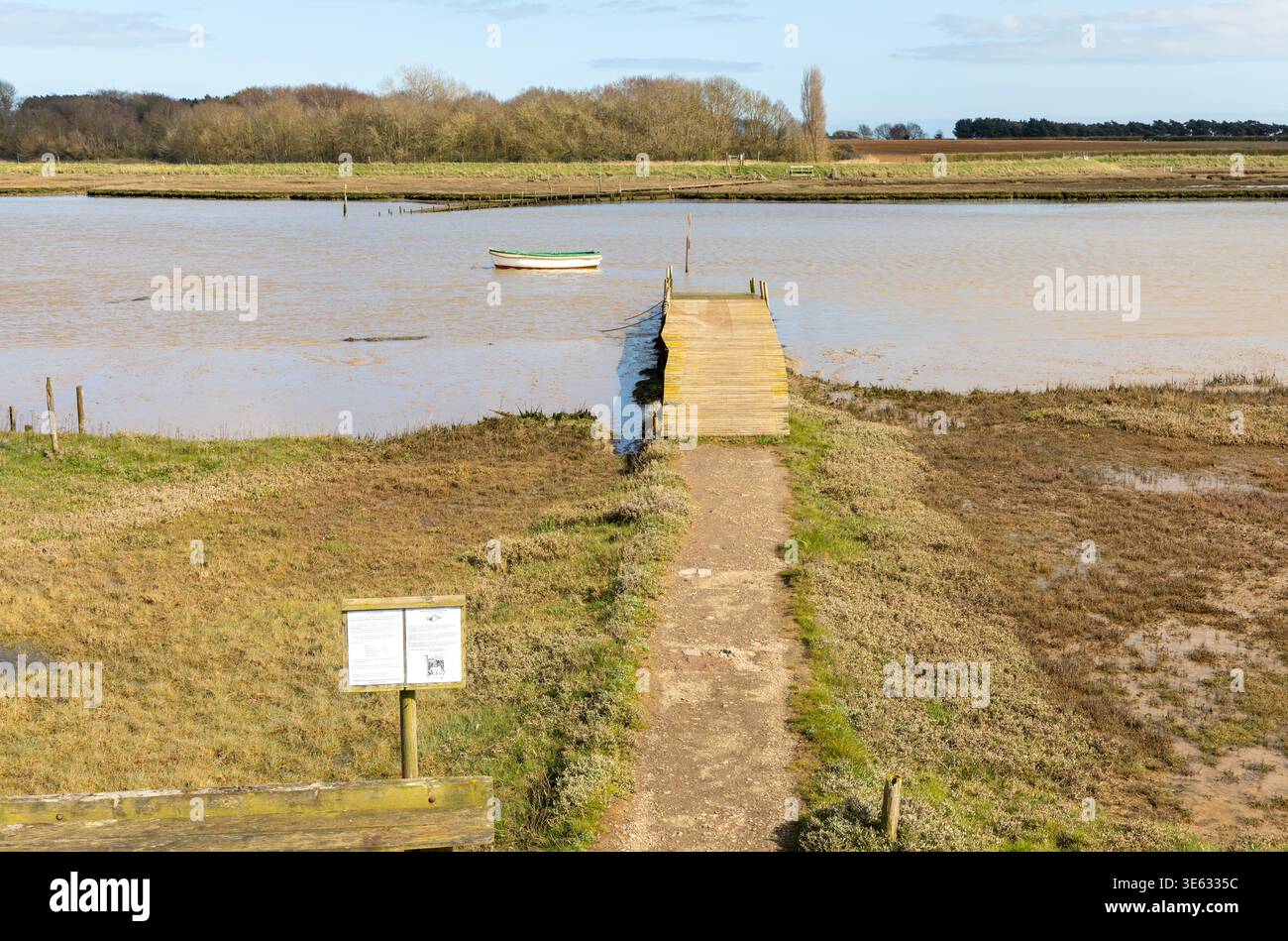 Traghetto presso l'ormeggio e il molo del traghetto Butley River, Suffolk, Inghilterra, Regno Unito Foto Stock