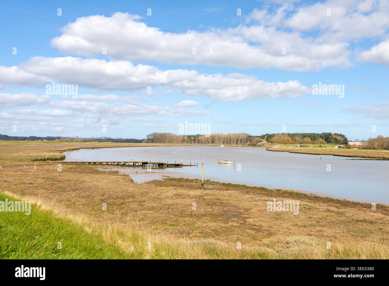 Vista panoramica sul molo del traghetto Butley River, Suffolk, Inghilterra, Regno Unito Foto Stock