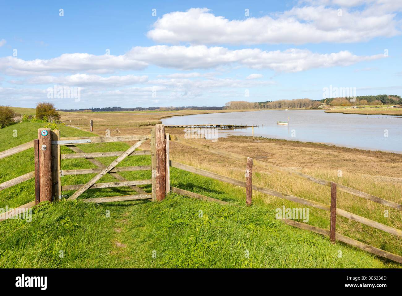 Vista panoramica sul molo del traghetto Butley River, Suffolk, Inghilterra, Regno Unito Foto Stock