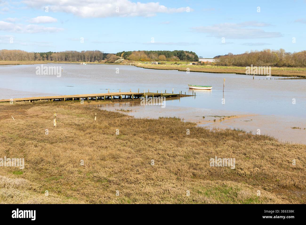 Vista panoramica sul molo del traghetto Butley River, Suffolk, Inghilterra, Regno Unito Foto Stock