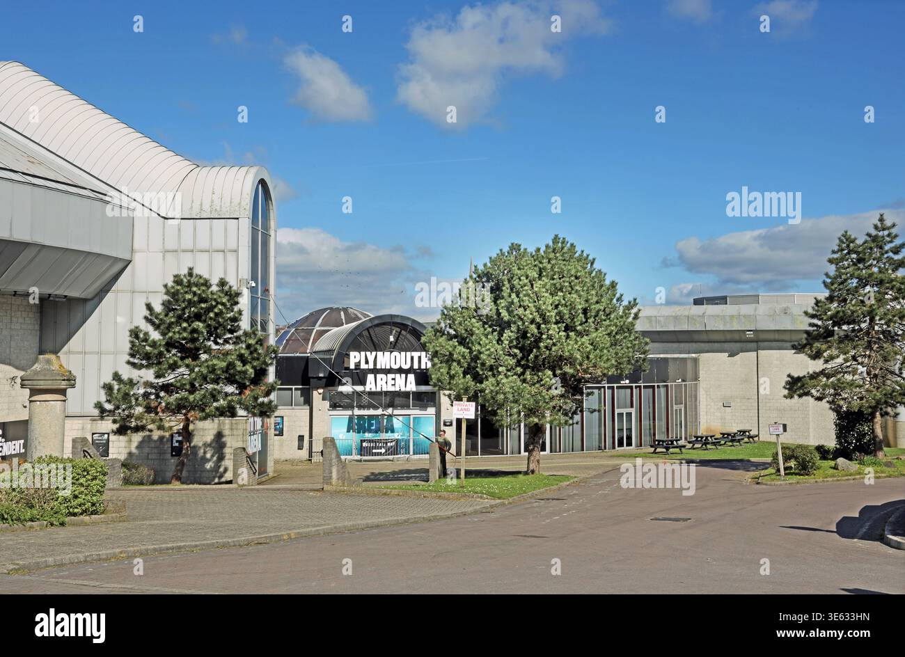 Pulire con una spazzola a manico lungo. Plymouth Arena; ex Plymouth Arena arena polivalente per musica, mostre e pista di pattinaggio su ghiaccio. Costruito da TH Foto Stock