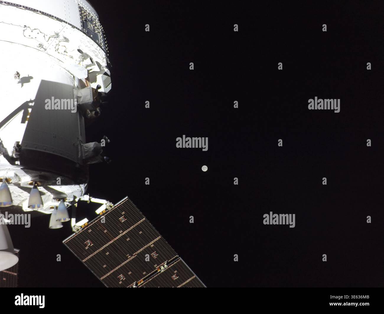 Capsula ORION, spazio esterno. 3 aprile 2026. Capsula ORION, spazio esterno. 3 aprile 2026. L'equipaggio di Artemis II in viaggio verso il lato più lontano della Luna il secondo giorno della missione, mentre una telecamera esterna sulla punta dell'array solare della navicella Orion cattura una piccola Luna in lontananza, il 3 aprile 2026, dallo spazio. Crediti: NASA/NASA/Alamy Live News Foto Stock