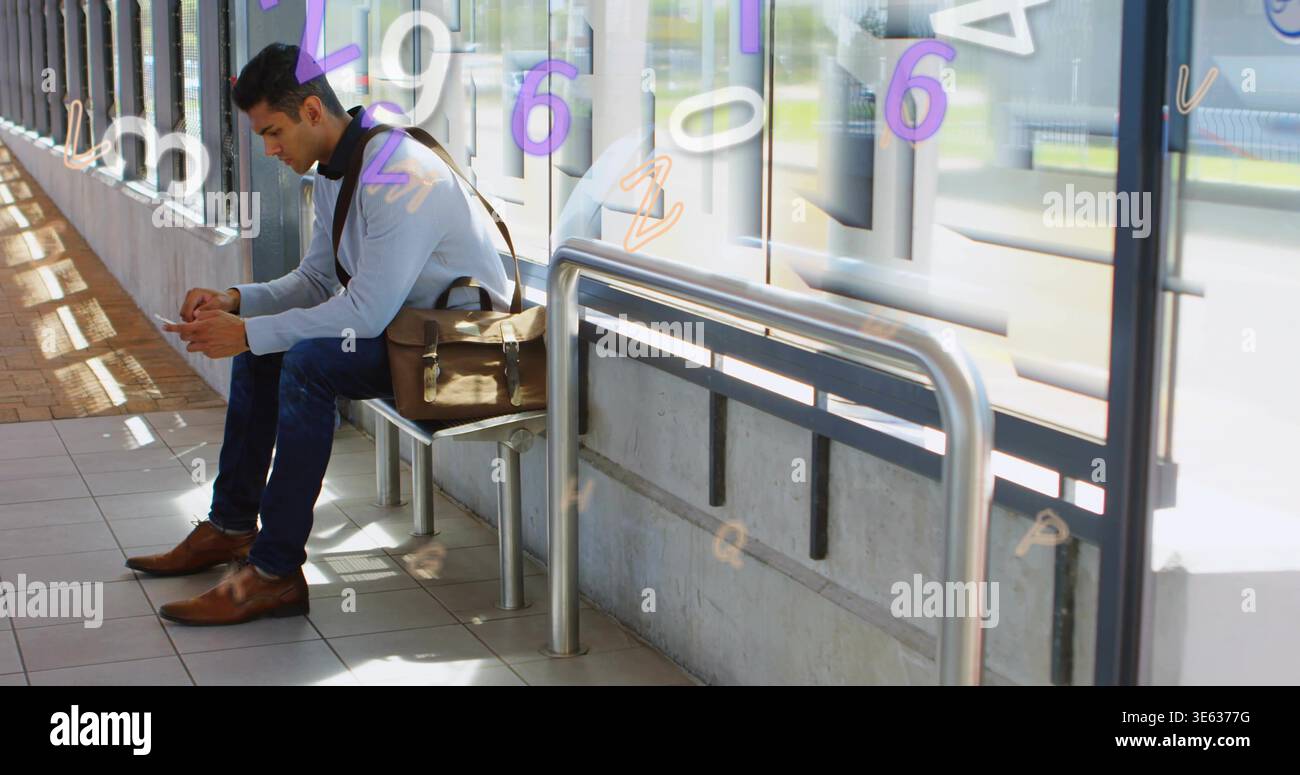 Uomo con maglione grigio che scorre il telefono nel rifugio di transito su una panca di metallo, borsa Messenger marrone nelle vicinanze Foto Stock