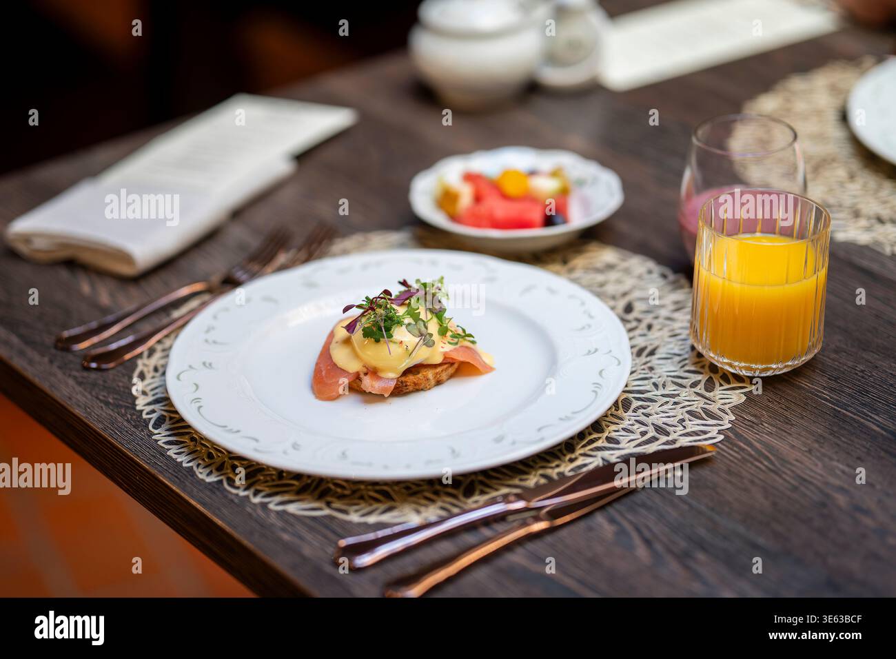 Uova atlantiche con uova in camicia, salmone affumicato e cremosa salsa hollandaise sul pane tostato. Brunch gourmet con uova in camicia. Foto Stock