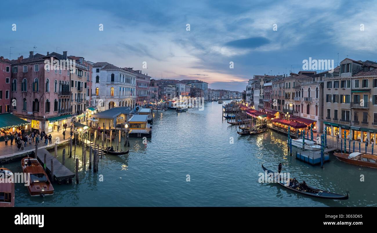 Serata romantica sul Canal grande a Venezia Foto Stock