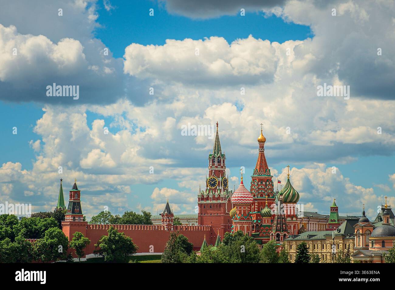 Cattedrale di San Basilio, mura del Cremlino e Torre nella Piazza Rossa. Mosca, Russia. Foto Stock