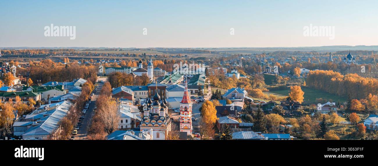 Vista autunnale della città di Suzdal dal campanile Foto Stock