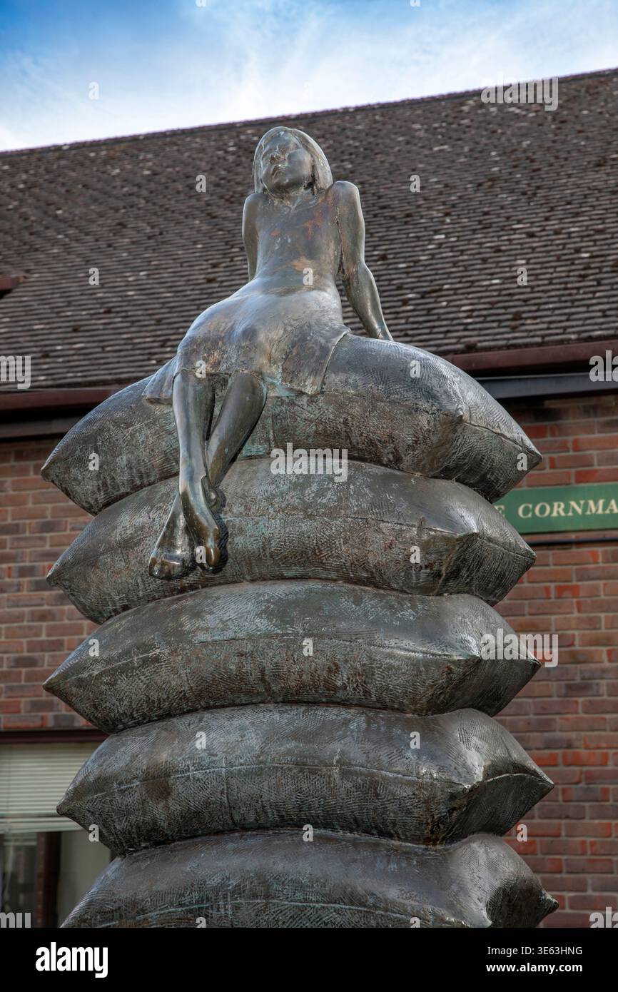 Regno Unito, Inghilterra, Wiltshire, Warminster, Cornmarket, Beyond Harvest, scultura in bronzo del 1990 di Colin Lambert che celebra il commercio del mais Foto Stock