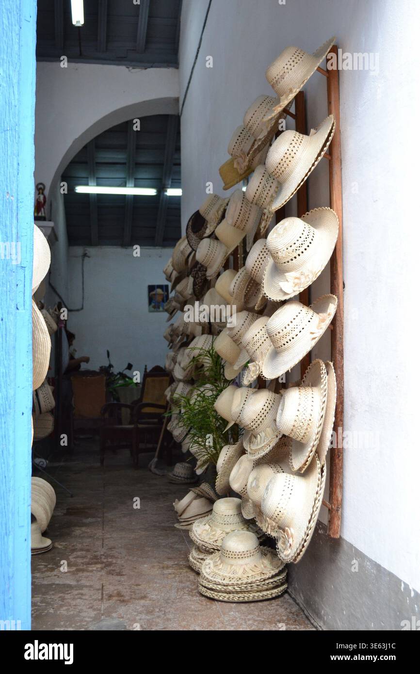 Mostra tradizionali cappelli di paglia nel Trinidad Shop Foto Stock