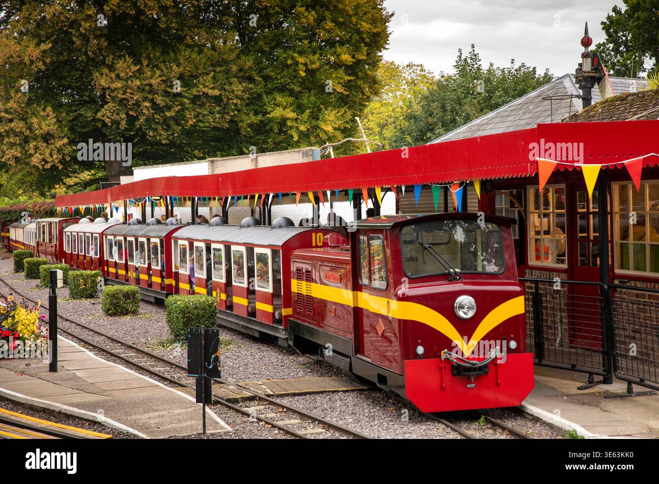 Regno Unito, Inghilterra, Wiltshire, Warminster, Longleat, ferrovia in miniatura, treno in stazione Foto Stock