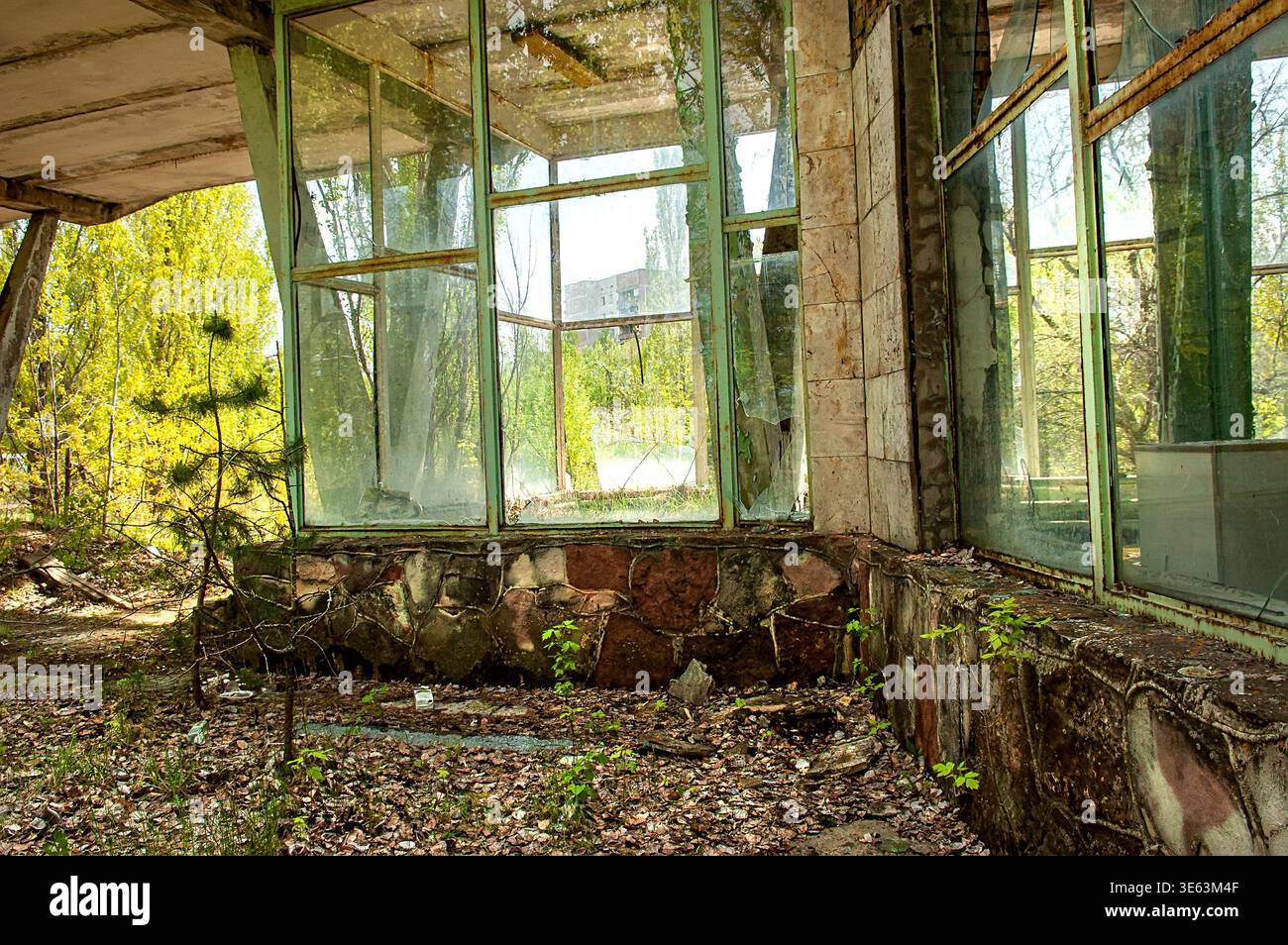 Ucraina, Pripyat : diverse vedute dell'edificio in cemento abbandonato con grandi finestre in vetro, torre e supporti a forma di V sono sovrastati nell'evac Foto Stock
