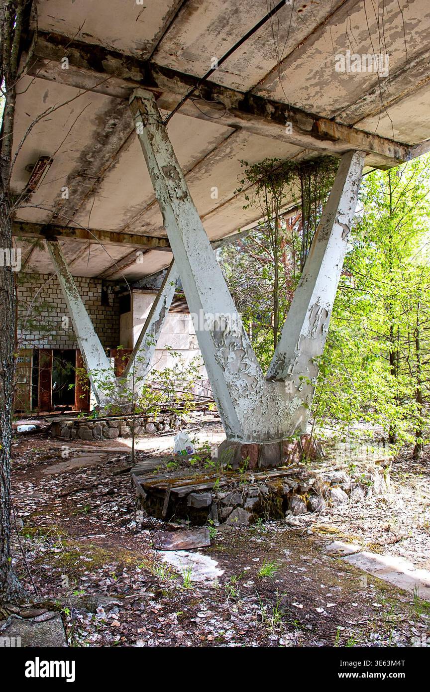 Ucraina, Pripyat : diverse vedute dell'edificio in cemento abbandonato con grandi finestre in vetro, torre e supporti a forma di V sono sovrastati nell'evac Foto Stock